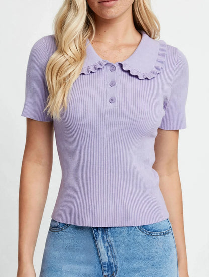 Pull court en tricot fin à manches courtes et col Claudine à volants
