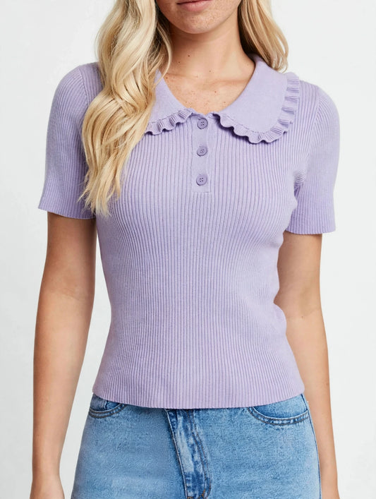 Pull court en tricot fin à manches courtes et col Claudine à volants